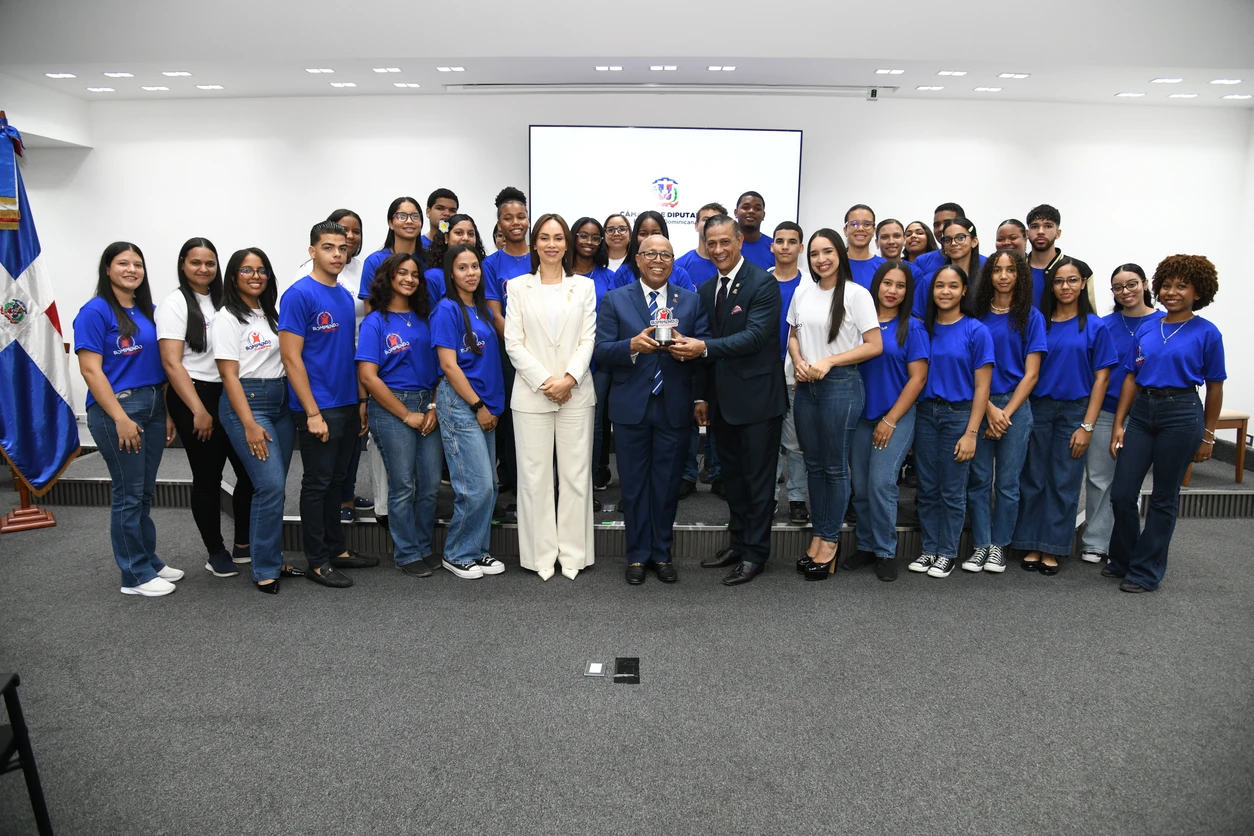 Fundación Rompiendo Paradigmas reconoce a Alfredo Pacheco por su apoyo a la educación juvenil